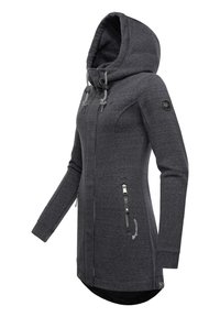 Chaqueta con capucha gris, confeccionada en tejido suave, que cuenta con un cierre frontal, cordones ajustables, bolsillos laterales y un parche de logo en la manga.