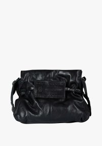 Borsa a spalla in pelle nera con un design chic arricciato, caratterizzata da una patch testurizzata e una tracolla regolabile. Superficie liscia con accenti minimalisti.