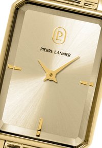 Guldtonet rektangulær ur med en børstet finish på urskiven. Har guld visere, timemarkører og "Pierre Lannier" logoen øverst.