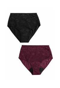 Deux culottes en dentelle taille haute, une noire et une bordeaux, ornées de motifs floraux et de sections en tissu uni.