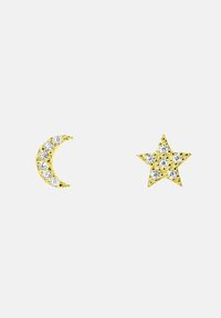 Pendientes en tono dorado con un diseño de luna creciente y estrella, adornados con brillantes cristales transparentes. Textura suave y formas distintivas.