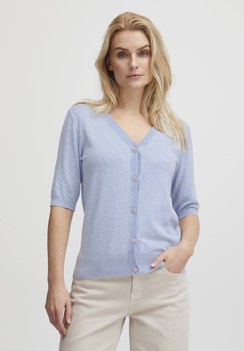 Lichtblauwe cardigan, korte mouwen, V-hals, voor sluiting met metallic knopen, geribbelde manchetten en zoom, zacht gebreide stof, relaxte pasvorm.