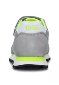 Sneaker in suede grigio con dettagli bianchi e una linguetta sul tallone di un vivace verde. Presenta la scritta "1968" stampata in giallo neon sul retro. Suola nera.