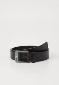 Ceinture en cuir noir avec une boucle en métal argenté et des accents de surpiqûres rouges, présentant une texture lisse et mate ainsi qu'un design classique.