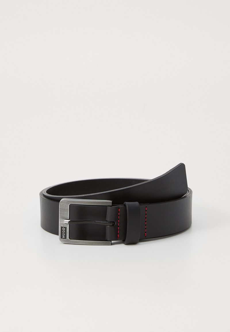 Ceinture en cuir noir avec une boucle en métal argenté et des accents de surpiqûres rouges, présentant une texture lisse et mate ainsi qu'un design classique.