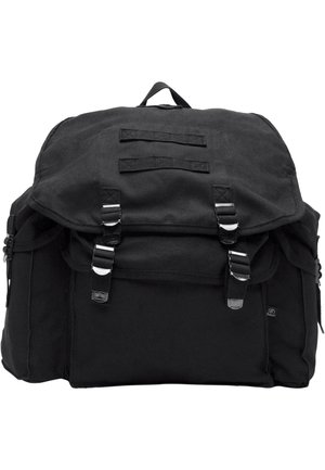Sort lærred rygsæk med fold-over top, der har to frontlommer, justerbare stropper og metalhardware detaljer.