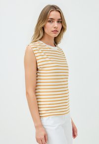 Mouwloze top met gele en witte horizontale strepen, ronde halslijn, zachte katoenen stof en een losse pasvorm. Glad textuur.