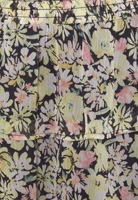 Tessuto a fantasia floreale in nero, con fiori rosa pallido e gialli. Vestibilità leggera con dettaglio in vita arricciato e design a strati.