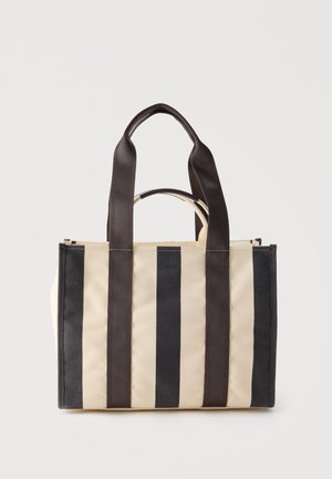 Beige og sort lodret stribet tote taske med to lange sorte håndtag og et kortere beige håndtag i midten.