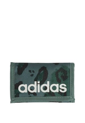 Portafoglio in tessuto mimetico verde scuro con logo "adidas" in grandi lettere bianche sulla patta frontale.