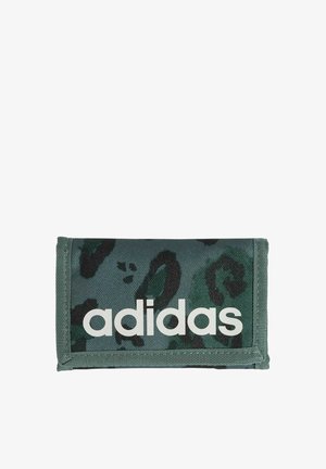 Portafoglio in tessuto mimetico verde scuro con logo "adidas" in grandi lettere bianche sulla patta frontale.
