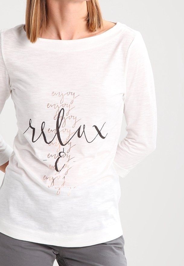 Weißes Langarmshirt mit dem Wort "relax" in schwarzer Schrift und dem Wort "enjoy" in sanftem Rosa, aus einem leichten, strukturierten Stoff gefertigt.