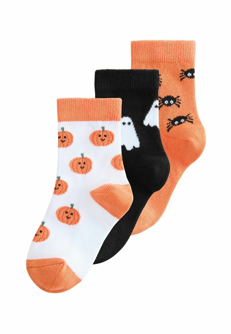 Drei Paar Socken: weiß mit orangefarbenen Kürbissen, schwarz mit weißen Geistern und orange mit schwarzen Spinnen. Baumwollmischung, Knöchelhöhe.