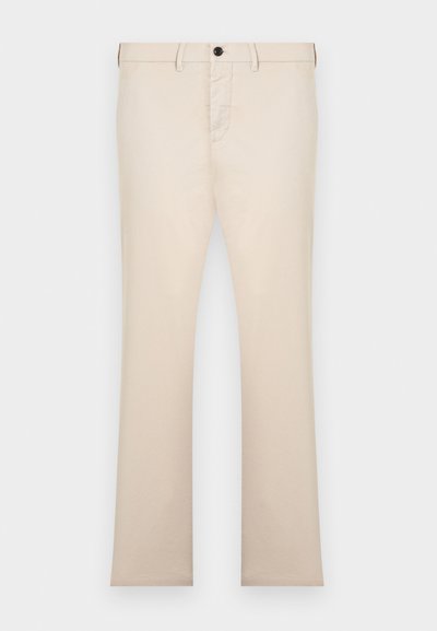 Μπεζ παντελόνια με ίσια γραμμή, θηλιές για ζώνη, κούμπωμα με κουμπί και μπροστινές τσέπες, παρουσιάζονται πάνω σε απλό ανοιχτό φόντο.