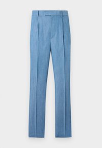 Ανοιχτό μπλε παντελόνια με ραφές, θηλιές για ζώνη, πιέτες μπροστά και ίσια γραμμή σε λευκό φόντο.