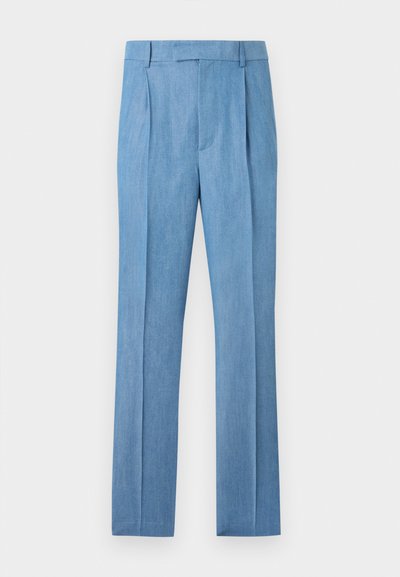Pantalon bleu clair ajusté avec passants de ceinture, plis sur le devant et jambes droites sur un fond blanc uni.