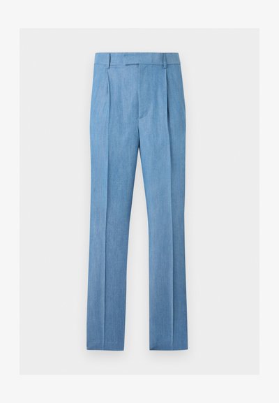 Pantalon bleu clair ajusté avec passants de ceinture, plis sur le devant et jambes droites sur un fond blanc uni.