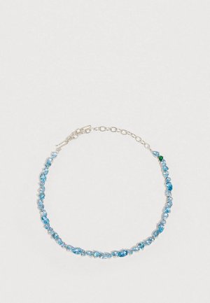 Silberarmband mit Kette, das verschiedene blaue Edelsteine in unterschiedlichen Formen und Größen sowie einen kleinen grünen Akzentstein zeigt.