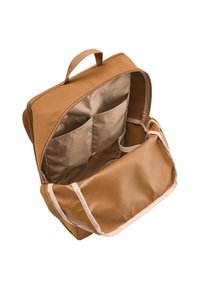 Mochila de tela marrón con un exterior suave y un forro beige. Cuenta con un asa superior, un compartimento principal abierto y bolsillos interiores para la organización.