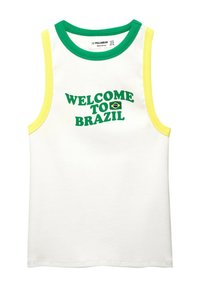Hvid top med grønne og gule ribbede kanter. Har teksten "VELKOMMEN TIL BRAZIL" i grøn skrift og et lille brasiliansk flag grafik.