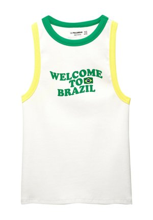Valkoinen hihaton paita, jossa on vihreä ja keltainen ribbireunus. Siinä on teksti "Tervetuloa Brasiliaan" vihreällä värillä ja pieni Brasilian lippugrafiikka.