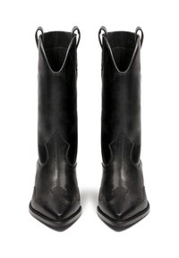 Botas de cowboy de cuero negro con punteras puntiagudas, costuras decorativas y tiradores laterales. Textura suave con un acabado pulido.