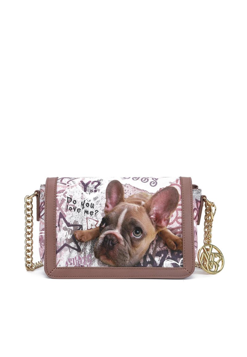 Borsa a tracolla con un bulldog francese stampato, dettagli in lavanda e rosa, tracolla in catena dorata e la scritta "Mi ami?" sulla superficie.