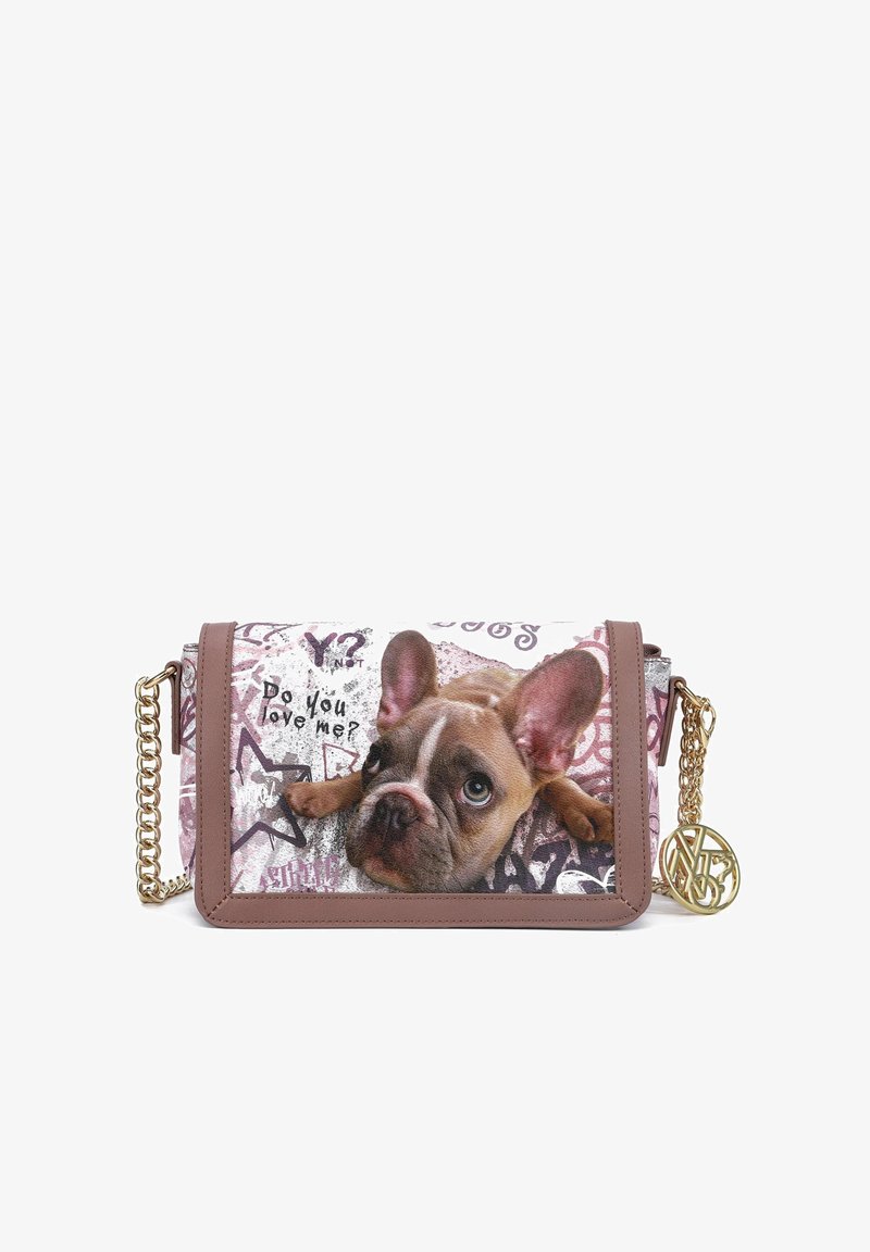 Borsa a tracolla con un bulldog francese stampato, dettagli in lavanda e rosa, tracolla in catena dorata e la scritta "Mi ami?" sulla superficie.
