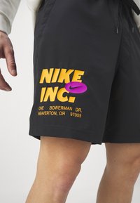 Nike Performance FORM - Pantalón corto de deporte - black/sundial/vivid purple