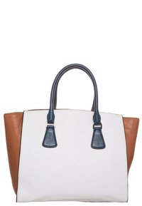 Bolso con centro blanco, lados marrones y asas y acentos en azul marino, presentado sobre un fondo blanco liso.