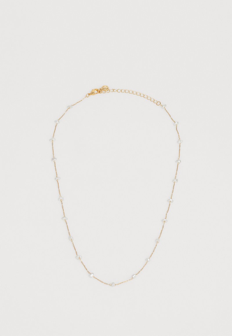 Colar de corrente de ouro com pequenos acentos de pérolas brancas, apresentando um design delicado e comprimento ajustável com fecho tipo lagosta.