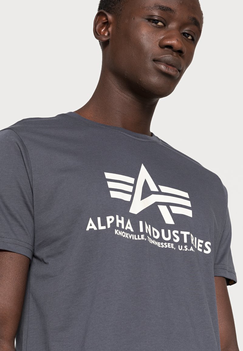 Herren T-Shirts basic | Alpha Industries BASIC 2 PACK T-Shirt print grey black/dark petrol/dunkelgrau - QN64695 Herren T-Shirts basic | Alpha Industries BASIC 2 PACK T-Shirt print grey black/dark petrol/dunkelgrau - QN64695