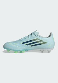 Chaussure de football Adidas bleu clair avec rayures bleu foncé, design à lacets, et crampons de couleur mixte sur la semelle.