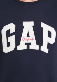 GAP V LOGO ARCH - T-shirts print - tapestry navy