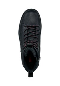 Botín de cuero negro con cordones, detalles en rojo y un interior texturizado. Cuenta con un collar acolchado y una lengüeta de tira para facilitar su uso.