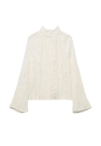 Blusa blanca de manga larga con un cuello alto, que presenta un patrón texturizado y puños acampanados. El material parece ligero y ligeramente transparente.