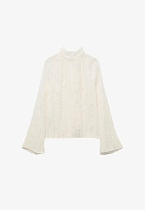 Blusa blanca de manga larga con un cuello alto, que presenta un patrón texturizado y puños acampanados. El material parece ligero y ligeramente transparente.