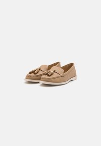 Leren loafers in tan met franjetjes en decoratieve stiksels, uitgerust met een witte rubberen zool en een gestroomlijnd ontwerp voor een casual uitstraling.