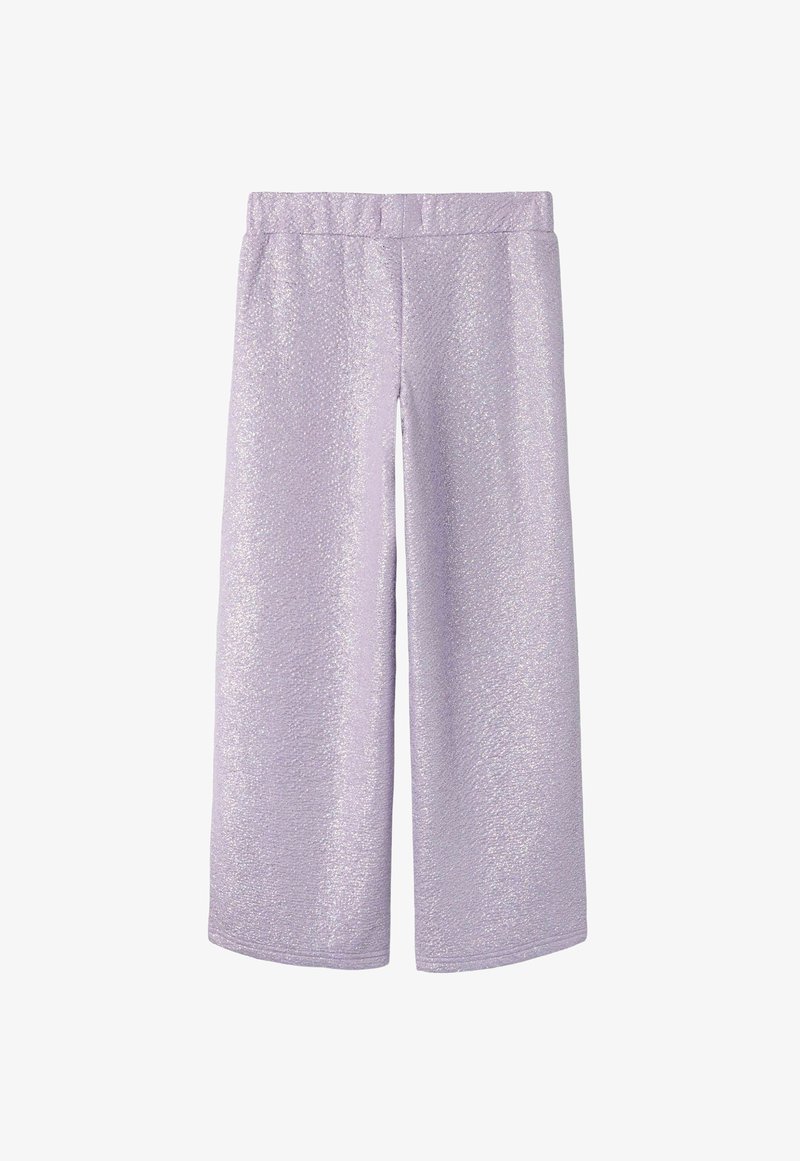 Pantalons larges violets clairs en tissu texturé et scintillant, avec une taille élastique, présentés sur un fond blanc.