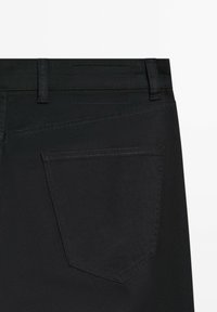 Zwarte broek met een vijf-pocket ontwerp, zichtbare stiksels en een gladde textuur met een rechte pijp. Inclusief een detail op de achterzak.