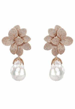 Boucles d'oreilles en forme de fleur en or rose avec diamants pavés et grosses perles blanches irrégulières en pendentif.