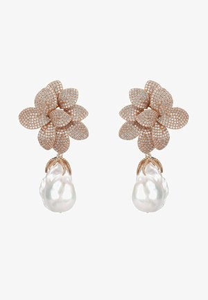 Boucles d'oreilles en forme de fleur en or rose avec diamants pavés et grosses perles blanches irrégulières en pendentif.