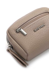 Funda compacta de cuero texturizado beige con cierre superior de cremallera, herrajes plateados y un detalle con el logotipo en la parte frontal.