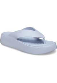 Tongs Crocs bleu clair avec une semelle intérieure douce et texturée, de larges sangles et un design moulé. Semelle légèrement surélevée tout autour.