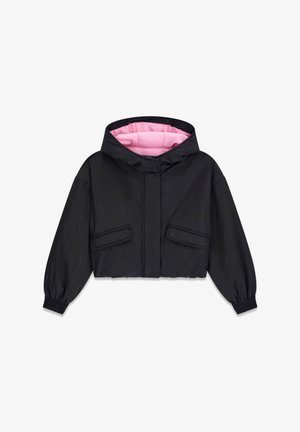 Schwarze kurze Jacke mit rosa gesteppter Innenausstattung, ausgestattet mit Kapuze, Vorderreißverschluss und zwei Seitentaschen. Elastische Bündchen und Saum.