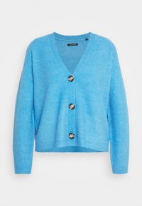 Cárdigan de punto azul claro con escote en V, que presenta cuatro botones grandes en el frente y mangas largas. Tejido texturizado en toda su extensión.