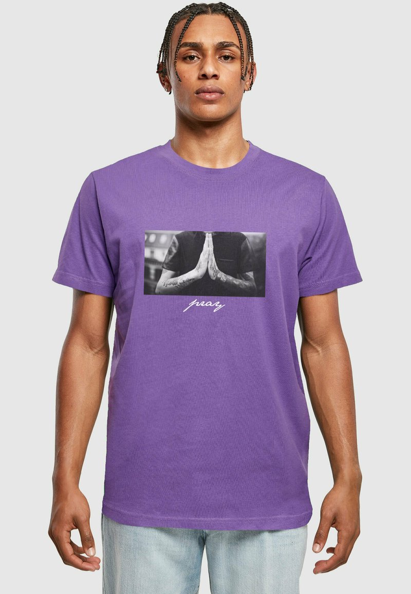 Mister Tee PRAY - Print T-shirt - ultraviolet