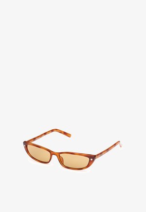 Gafas de sol marrones, rectangulares y con forma de ojo de gato. Presentan lentes ámbar y sutiles acentos de estrellas en las patillas. Acabado suave y brillante.