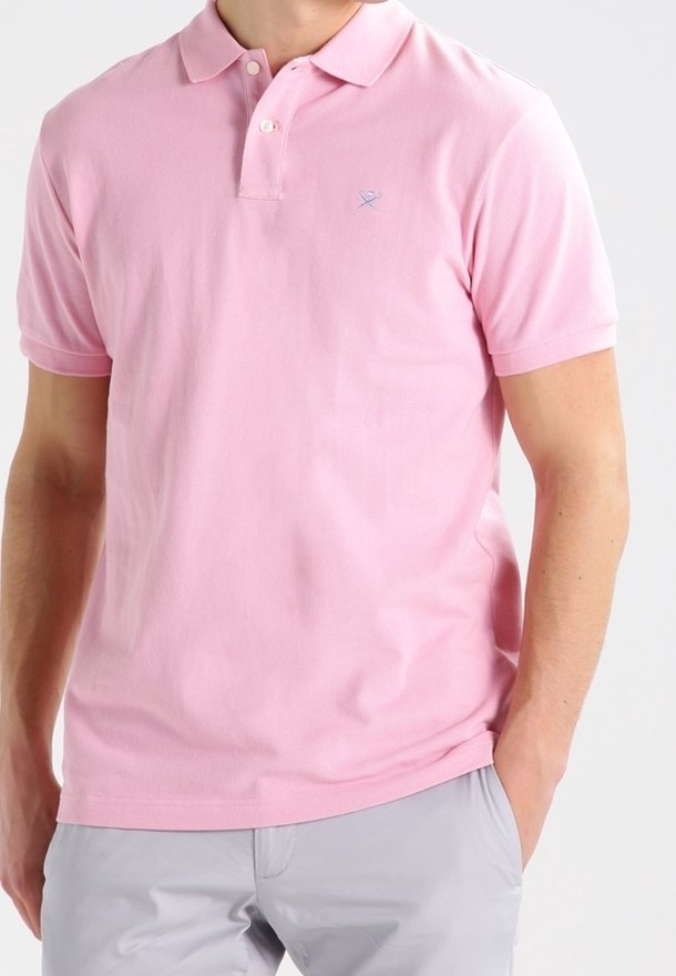 Polo à manches courtes en coton rose pâle, avec une patte de boutonnage à trois boutons et une petite broderie de logo bleu sur la poitrine.