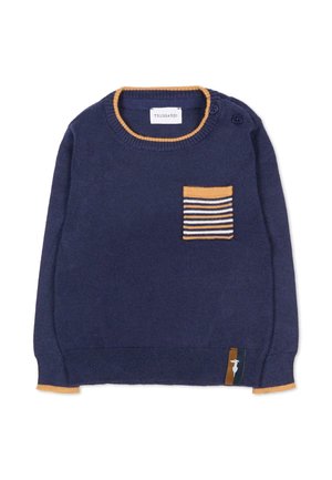 Maglione lavorato a maglia blu navy con collo rotondo, dettagli gialli, chiusura a bottone e una tasca rettangolare a strisce in oro e bianco.
